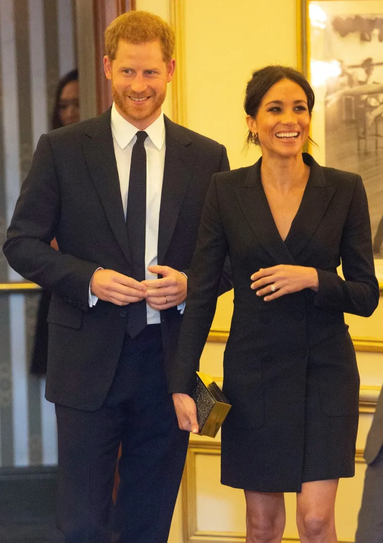 Američka televizijska voditeljica Megyn Kelly bila je vrlo oštra kritičarka para, nedavno je ustvrdila da je Meghan &apos;podvodila&apos; Harryja nakon što je shvatila da &apos;nema novca&apos;. Kelly je ustvrdila da je razlog što je Harry napisao knjigu bio zabrinjavajući financijski položaj para, a Meghan je &quot;izabrala onog jadnog&quot; iz kraljevske obitelji. Kelly je rekla da je Meghan završila s &quot;princem koji je siromah&quot;. Također ih je kontroverzno nazvala &quot;patetičnim ovisnicima o reflektorima koji grabe novac&quot;.