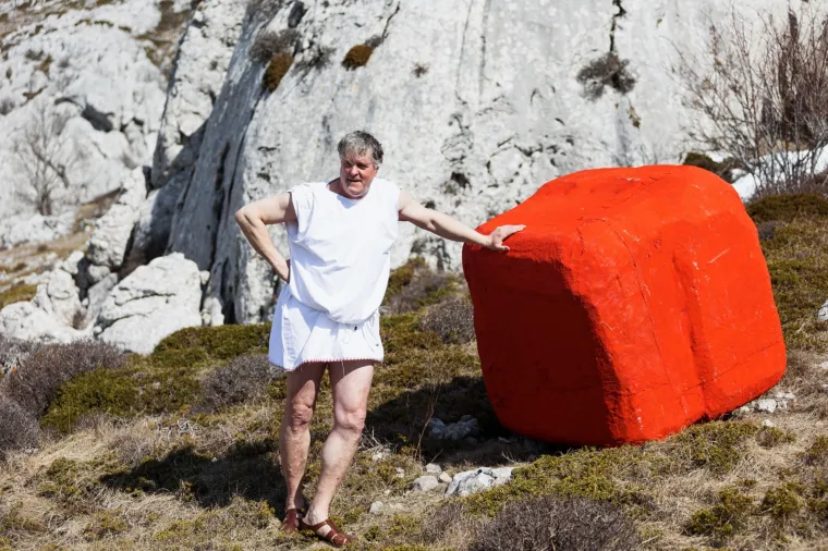 POLITIČKI PERFORMER OŽIVIO SPOMEN NA HRVATSKO PROLJEĆE: Poput Sizifa gurao je uz brdo veliku crvenu kocku