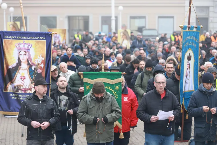 Muškarci mole diljem Hrvatske da postanu glavne face u obitelji. Pernar snimao prosvjednike protiv molitelja