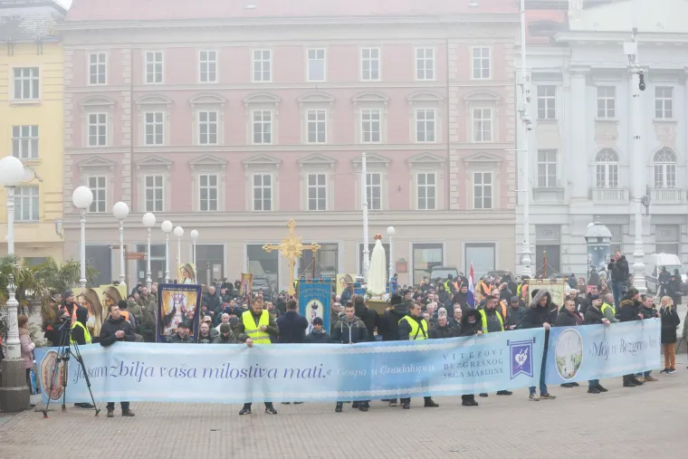 Muškarci mole diljem Hrvatske da postanu glavne face u obitelji. Pernar snimao prosvjednike protiv molitelja