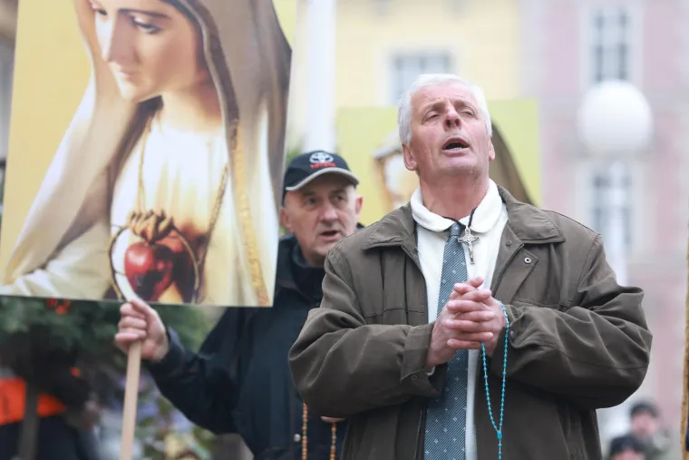 Muškarci mole diljem Hrvatske da postanu glavne face u obitelji. Pernar snimao prosvjednike protiv molitelja