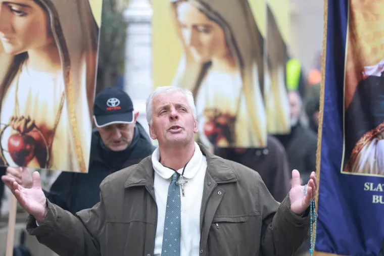 Muškarci mole diljem Hrvatske da postanu glavne face u obitelji. Pernar snimao prosvjednike protiv molitelja