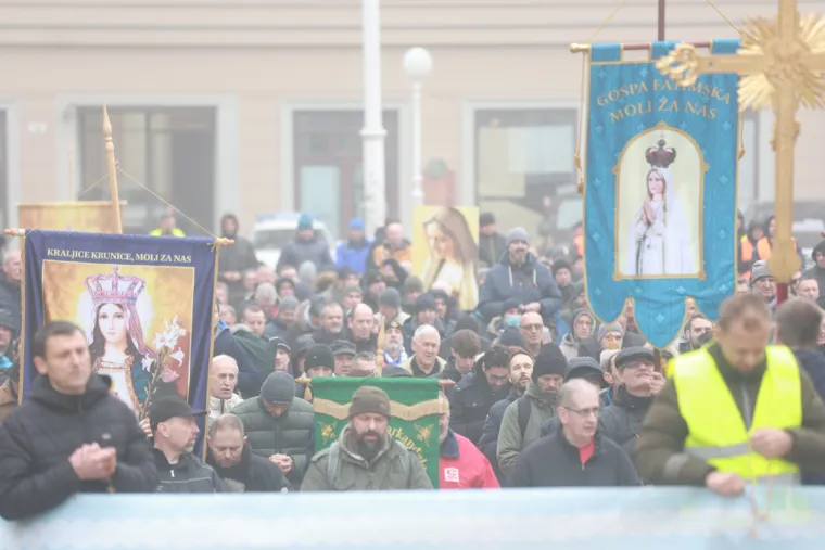 I ova je subota dan za molitvu krunice. Pogledajte kako muškarci kleče i mole po trgovima hrvatskih gradova