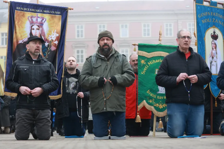 I ova je subota dan za molitvu krunice. Pogledajte kako muškarci kleče i mole po trgovima hrvatskih gradova