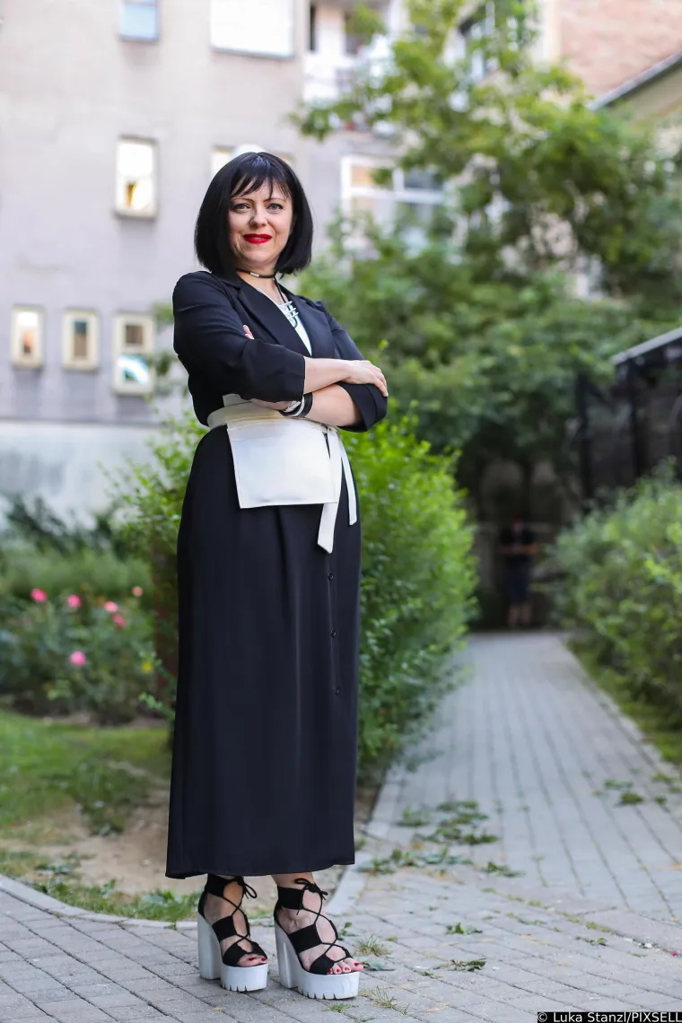 Mirela Holy u društvu dečka Siniše prošetala zagrebačkom špicom: Pozornost je privukla osebujnom modnom kombinacijom
