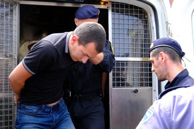 Torcidaši skrivenih lica izvedeni pred sud: DORH traži istražni zatvor za 44 navijača