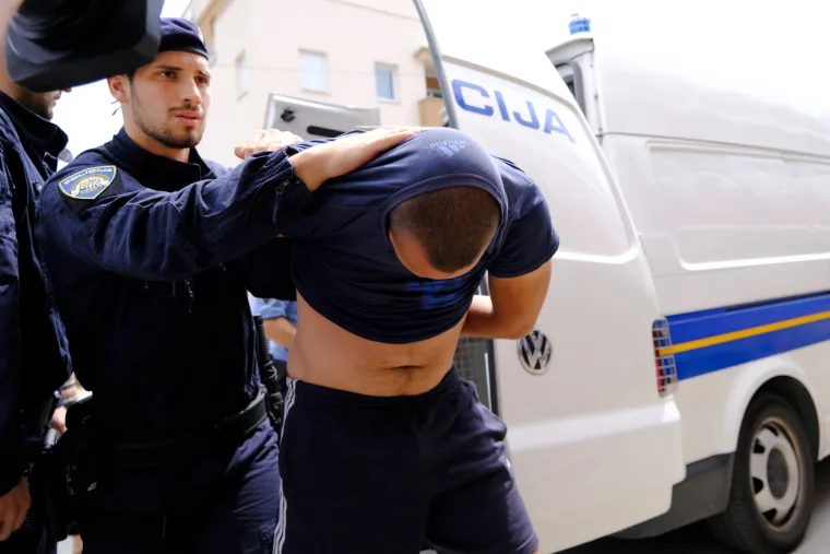 Torcidaši skrivenih lica izvedeni pred sud: DORH traži istražni zatvor za 44 navijača