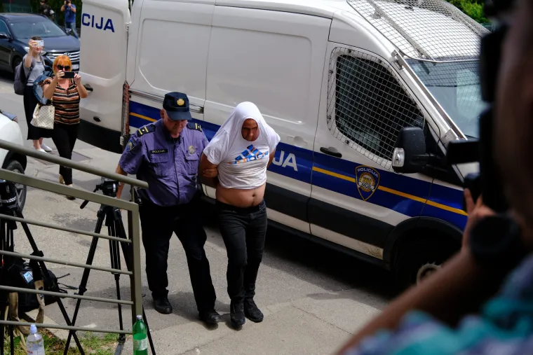 Torcidaši skrivenih lica izvedeni pred sud: DORH traži istražni zatvor za 44 navijača