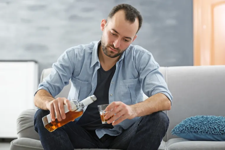 10. Osjećate se prazno i otupjelo, zbog čega počinjete piti alkohol, pušiti, okrećete se seksu i drogi.