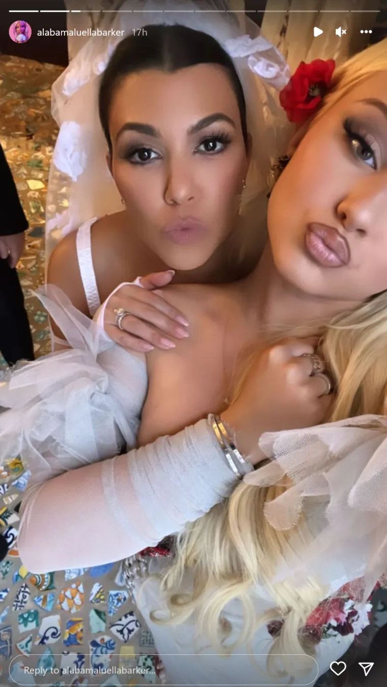 Kourtney Kardashian i Travis Barker presvukli se u crninu, a skidanje podvezice bilo je čista erotika
