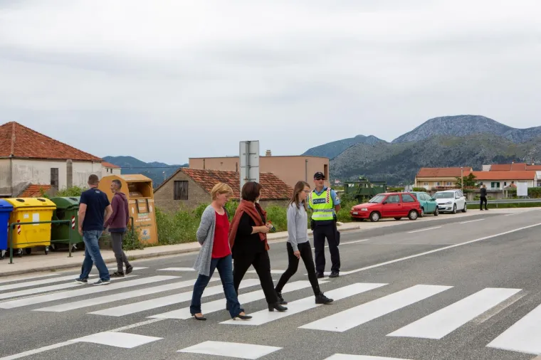 Prosvjed za bolje zdravstvo. Jedan prosvjednik, Ivo Matičević. Mjesto događaja osigurava 50-ak policajaca