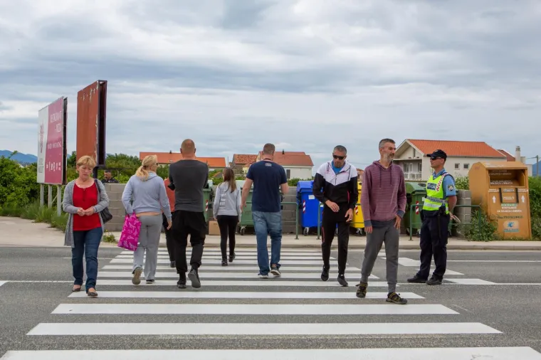 Prosvjed za bolje zdravstvo. Jedan prosvjednik, Ivo Matičević. Mjesto događaja osigurava 50-ak policajaca