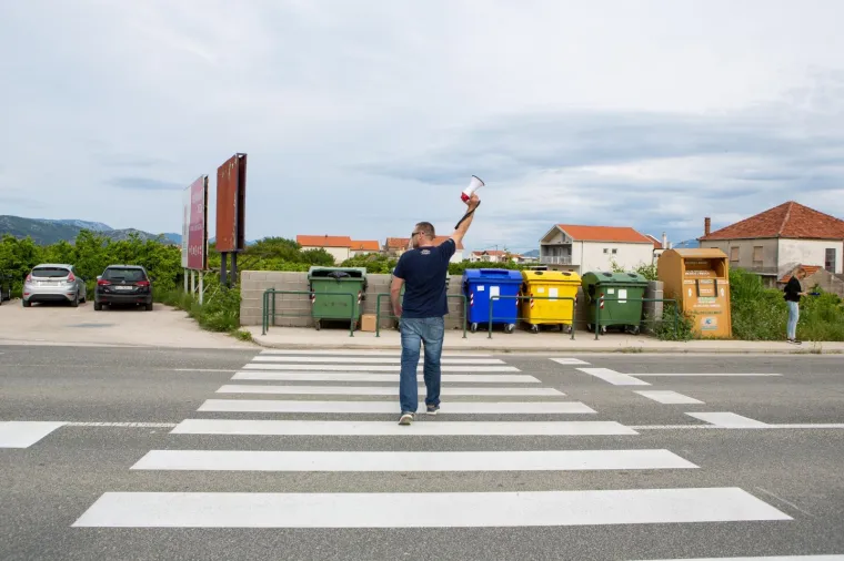 Prosvjed za bolje zdravstvo. Jedan prosvjednik, Ivo Matičević. Mjesto događaja osigurava 50-ak policajaca