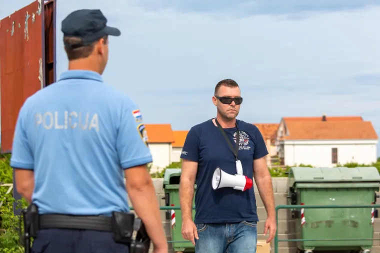 Prosvjed za bolje zdravstvo. Jedan prosvjednik, Ivo Matičević. Mjesto događaja osigurava 50-ak policajaca