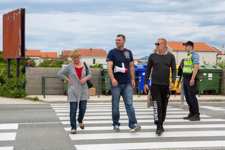 Prosvjed za bolje zdravstvo. Jedan prosvjednik, Ivo Matičević. Mjesto događaja osigurava 50-ak policajaca