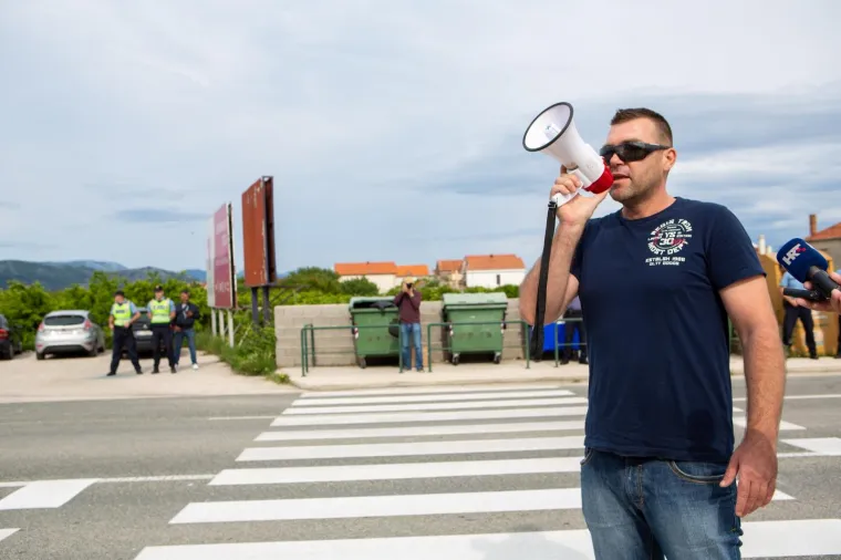 Prosvjed za bolje zdravstvo. Jedan prosvjednik, Ivo Matičević. Mjesto događaja osigurava 50-ak policajaca
