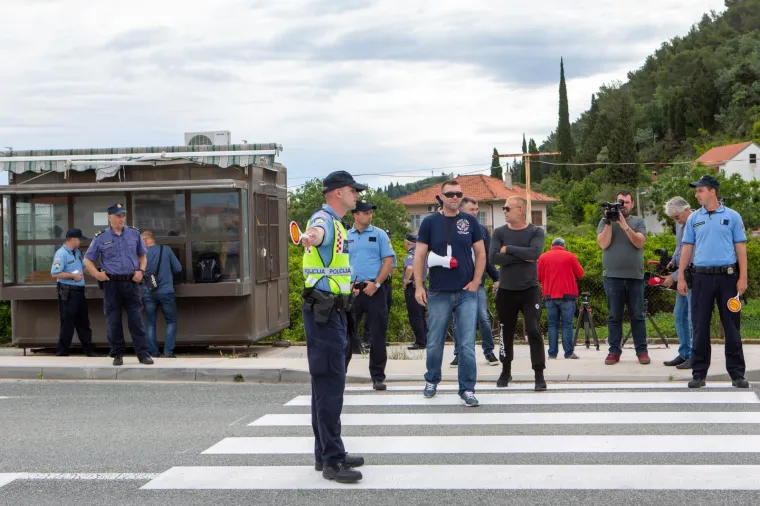 Prosvjed za bolje zdravstvo. Jedan prosvjednik, Ivo Matičević. Mjesto događaja osigurava 50-ak policajaca