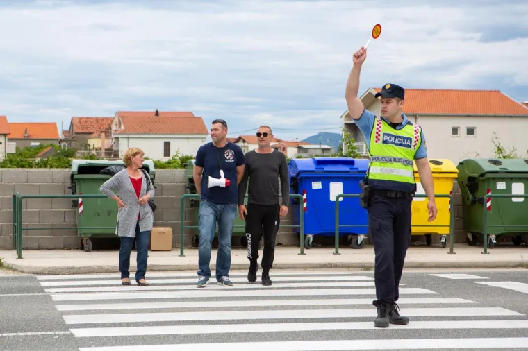 Prosvjed za bolje zdravstvo. Jedan prosvjednik, Ivo Matičević. Mjesto događaja osigurava 50-ak policajaca