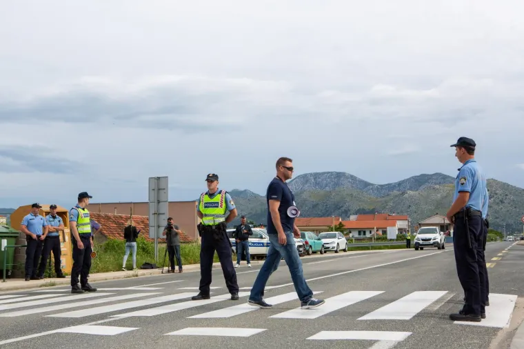 Prosvjed za bolje zdravstvo. Jedan prosvjednik, Ivo Matičević. Mjesto događaja osigurava 50-ak policajaca