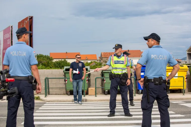 Prosvjed za bolje zdravstvo. Jedan prosvjednik, Ivo Matičević. Mjesto događaja osigurava 50-ak policajaca