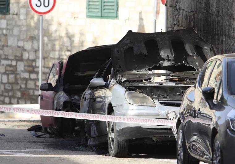 U Kaštelima u potpunosti izgorjela dva automobila