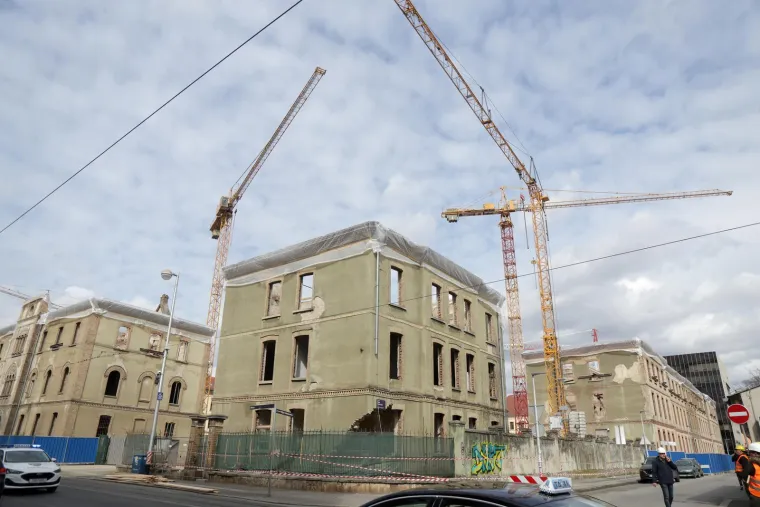 Urušio se dio zgrade u centru Zagreba: Prekinut je tramvajski promet