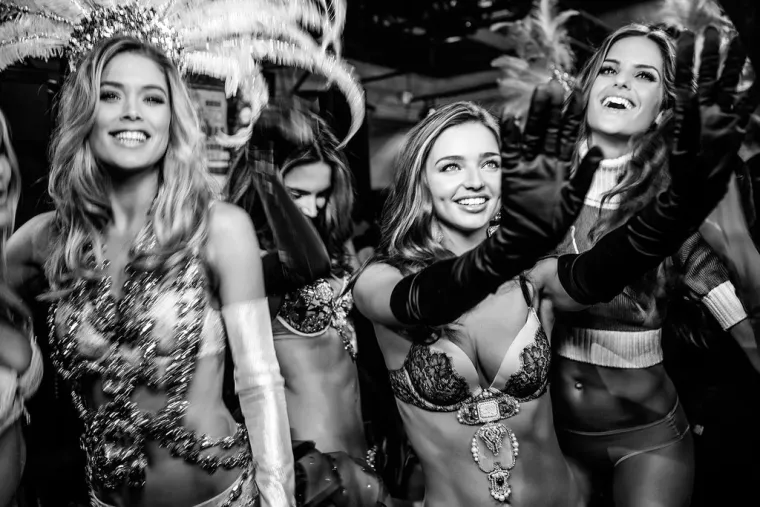 OBJAVIO NIKAD VIĐENE PRIZORE IZ BACKSTAGEA: Viktorijine anđelice još su više seksi kada ne hodaju po pisti