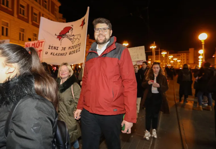 Poruke žena s Noćnog marša: 'Ništa kontra klita. Štrajk u kuhinji, štrajk na ulici!'