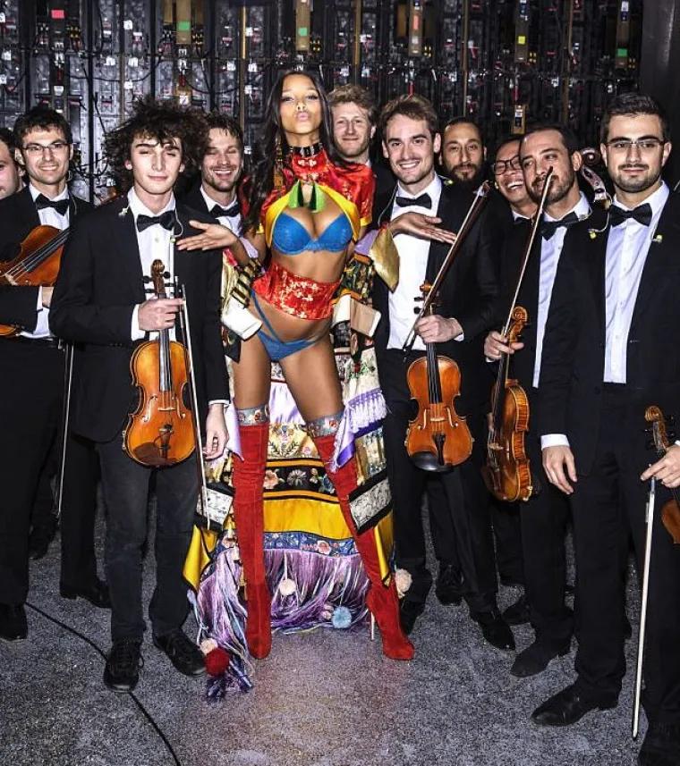 OBJAVIO NIKAD VIĐENE PRIZORE IZ BACKSTAGEA: Viktorijine anđelice još su više seksi kada ne hodaju po pisti