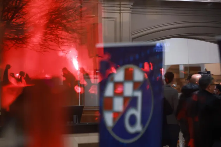 Bolje da Boysi ovo ne vide: Pogledajte kako je izgledao izlazak mamićevaca iz dvorane nakon što su srušili kvorum na Dinamovoj skupštini