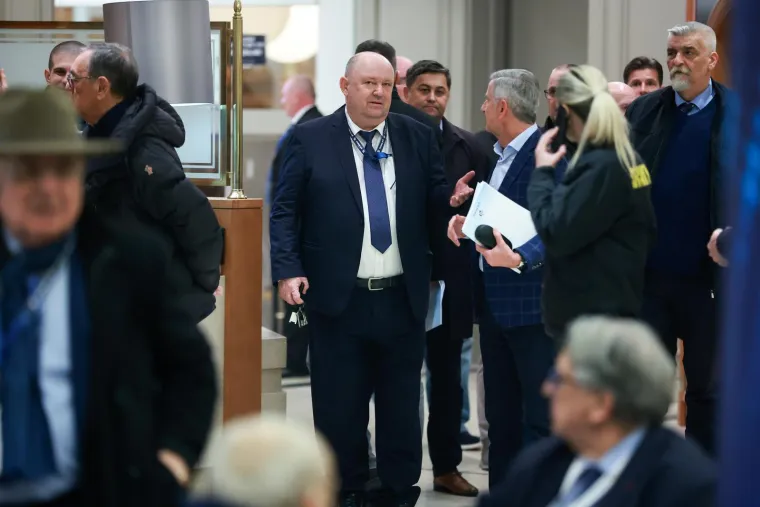 Bolje da Boysi ovo ne vide: Pogledajte kako je izgledao izlazak mamićevaca iz dvorane nakon što su srušili kvorum na Dinamovoj skupštini
