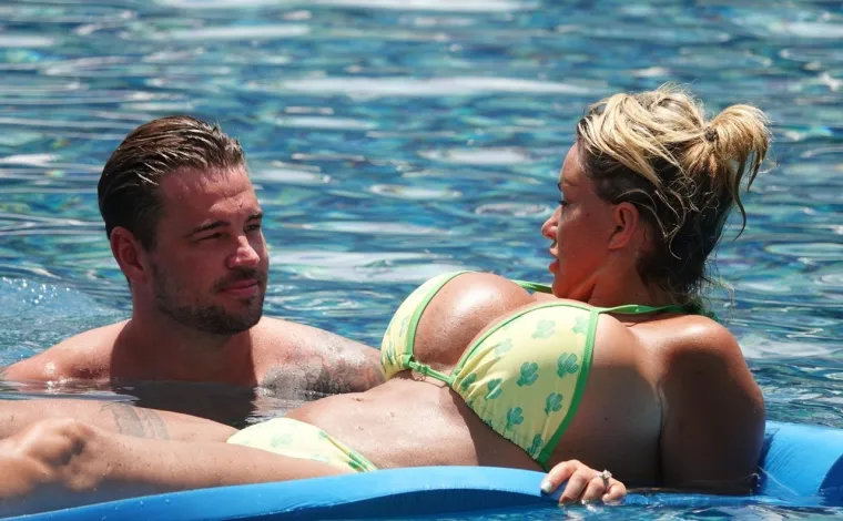 Katie je, inače, majka petoro djece te je bila u braku tri puta. Trenutno je zaručena za Carla Woodsa (32). Osim po svom problematičnom ponašanju, poznata i po učestalim plastičnim operacijama, tako da ona više ne liči na sebe.