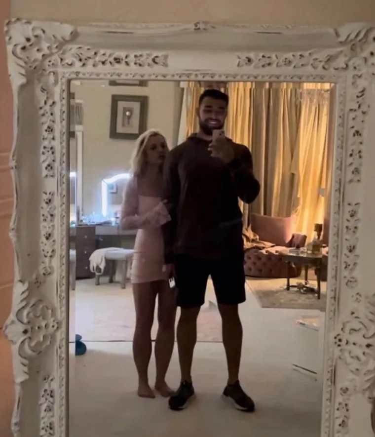Slavna glumica brčkala se s frendicom u jacuzziju, a sestre Kardashian se natjecale koja će pokazati više kože