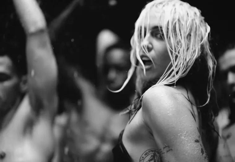 Moćna i seksi Miley Cyrus snimala vrući spot u kojem se izvija okružena golišavim frajerima, a ubrzo je sve postalo skroz mokro
