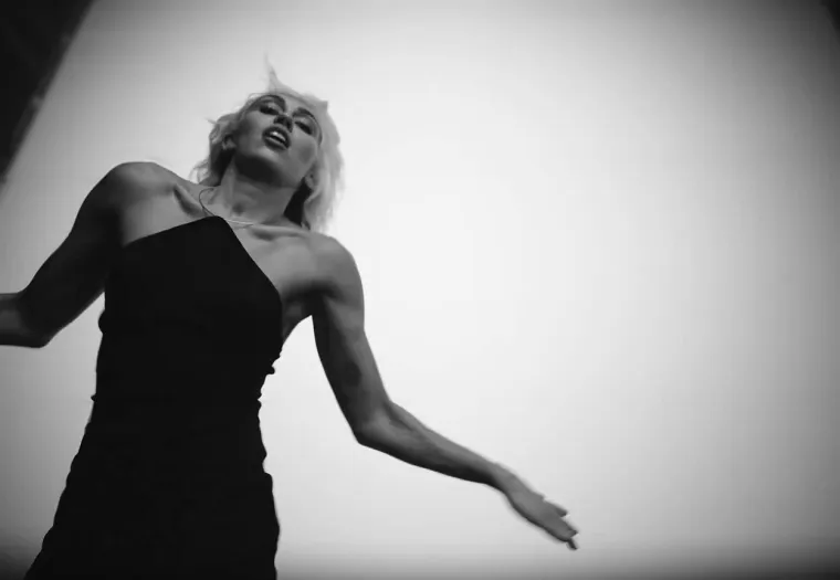 Moćna i seksi Miley Cyrus snimala vrući spot u kojem se izvija okružena golišavim frajerima, a ubrzo je sve postalo skroz mokro