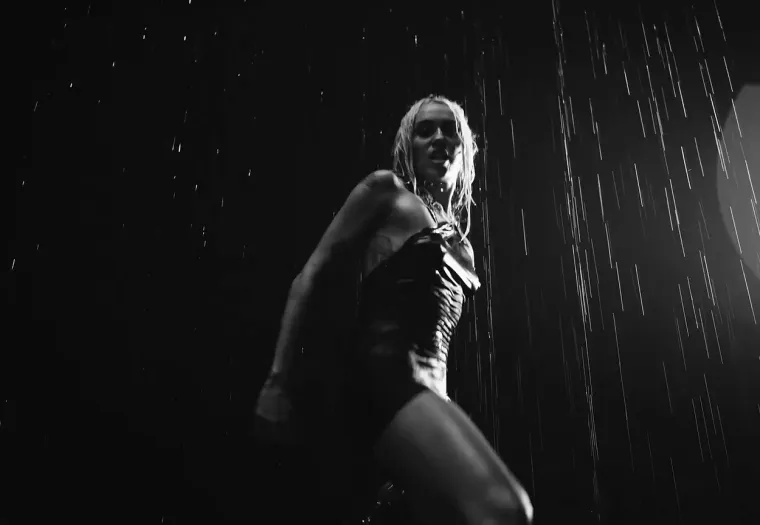 Moćna i seksi Miley Cyrus snimala vrući spot u kojem se izvija okružena golišavim frajerima, a ubrzo je sve postalo skroz mokro