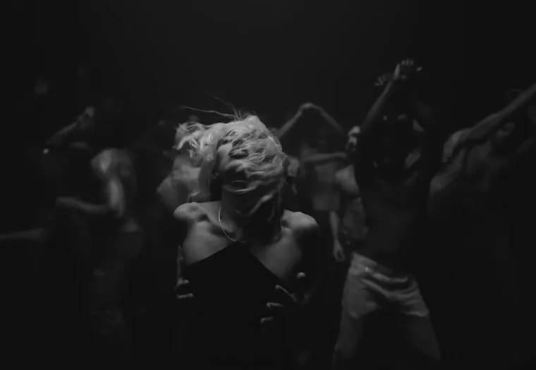 Moćna i seksi Miley Cyrus snimala vrući spot u kojem se izvija okružena golišavim frajerima, a ubrzo je sve postalo skroz mokro