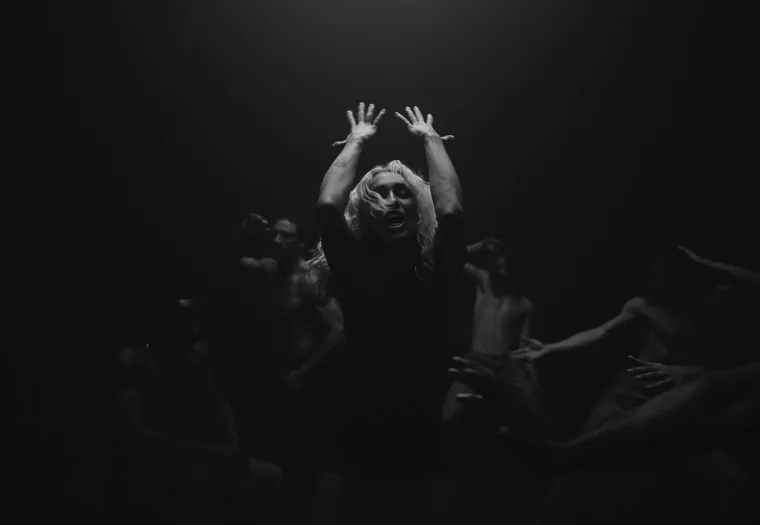 Moćna i seksi Miley Cyrus snimala vrući spot u kojem se izvija okružena golišavim frajerima, a ubrzo je sve postalo skroz mokro