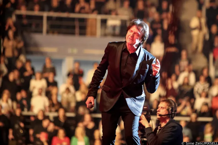 Zdravko Čolić zapalio Zadar najduljim koncertom u karijeri: Pogledajte kako se snašao kad mu je u glavu doletio - grudnjak