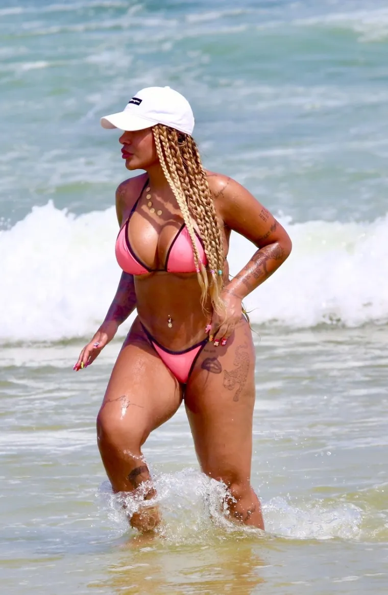Kako li je samo građena ova Neymarova sestra! Kupala se u tanga bikiniju i nestvarnim oblinama pokorila plažu