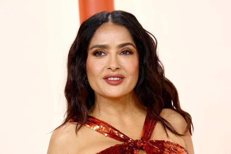 Salma Hayek prvo je osvojila crveni tepih, a onda se presvukla u još jedan unikatan outfit: Izgledala je kao boginja