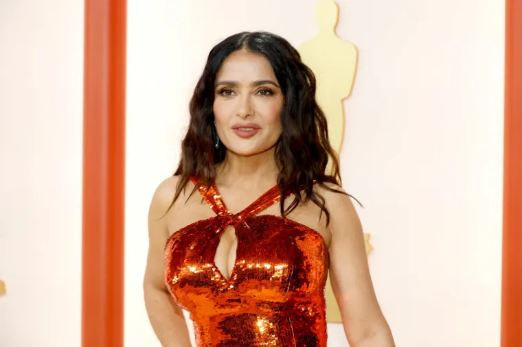 Salma Hayek prvo je osvojila crveni tepih, a onda se presvukla u još jedan unikatan outfit: Izgledala je kao boginja
