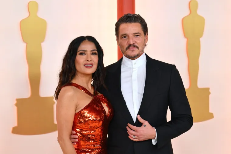 Salma Hayek prvo je osvojila crveni tepih, a onda se presvukla u još jedan unikatan outfit: Izgledala je kao boginja