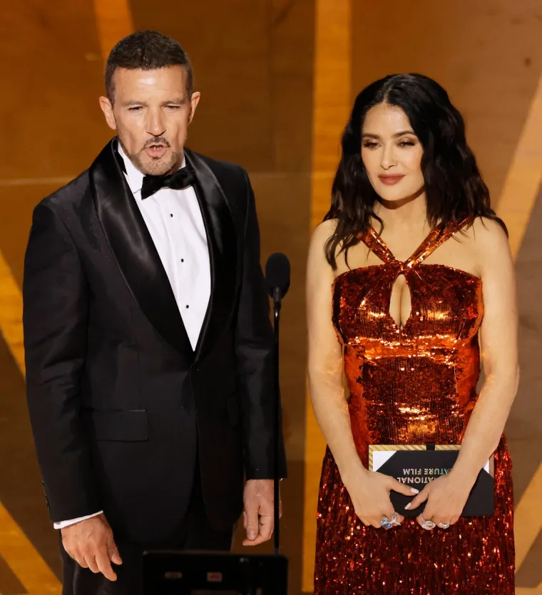 Salma Hayek prvo je osvojila crveni tepih, a onda se presvukla u još jedan unikatan outfit: Izgledala je kao boginja