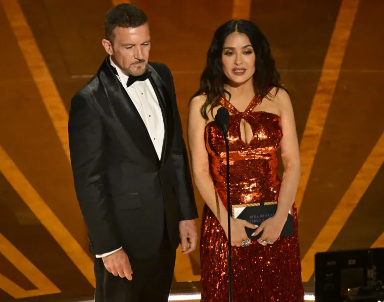 Salma Hayek prvo je osvojila crveni tepih, a onda se presvukla u još jedan unikatan outfit: Izgledala je kao boginja