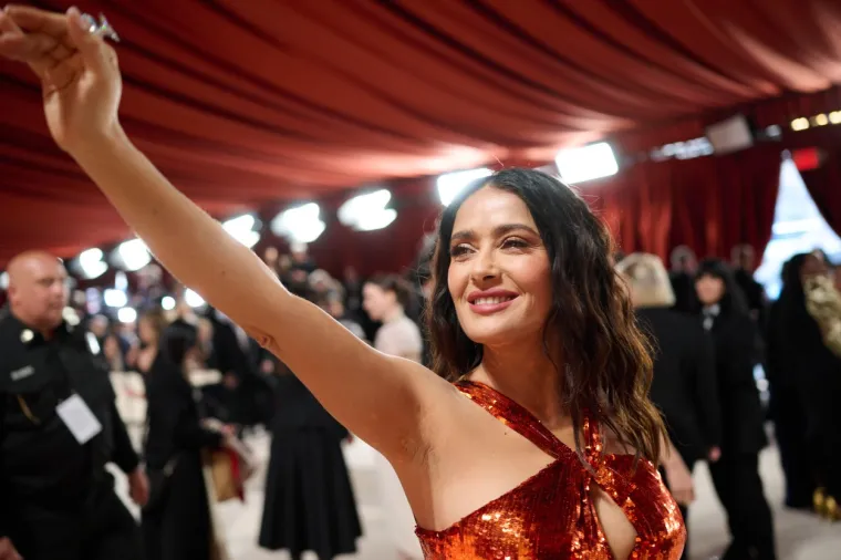 Salma Hayek prvo je osvojila crveni tepih, a onda se presvukla u još jedan unikatan outfit: Izgledala je kao boginja