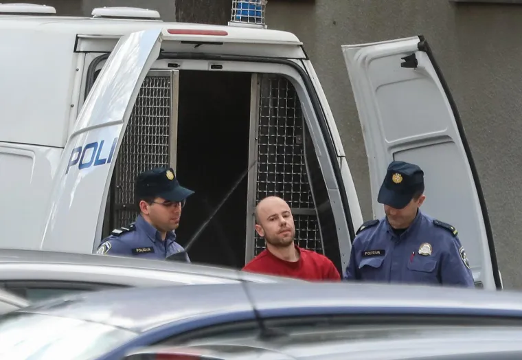 Pogledajte kako privode muškarca koji je objavio rasističku snimku: 'Je*** niger, vraćaj se u Indiju'