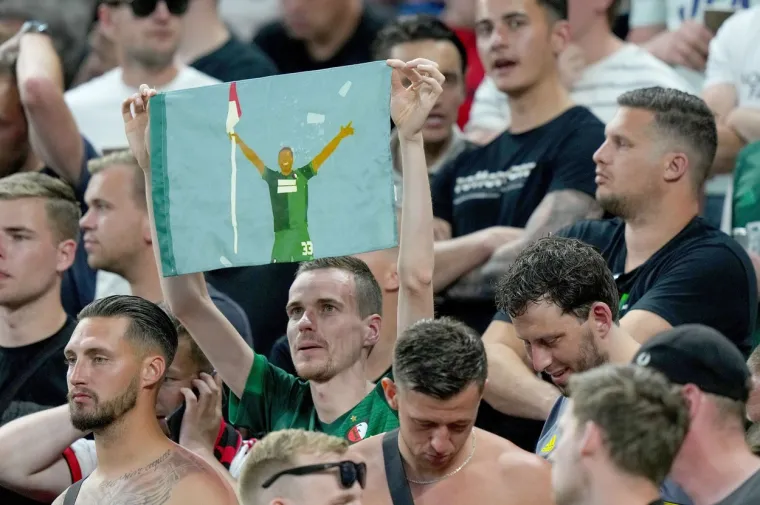 Ultimativna legenda došla na spektakl u Tirani, pogledajte u čijem se društvu pojavila na tribinama