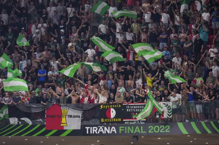 Ultimativna legenda došla na spektakl u Tirani, pogledajte u čijem se društvu pojavila na tribinama