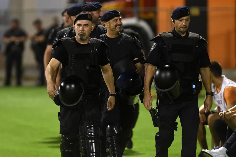 Piromanska fešta na utakmici Šibenika i Hajduka. Tribine su gorjele, pljuštale su uvrede, ma kaos totalni